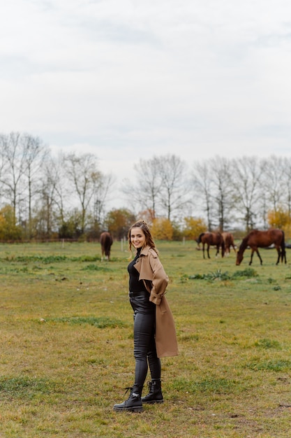 Kobieta na koniu na rancho. Jazda konna, czas hobby. Pojęcie zwierząt i człowieka