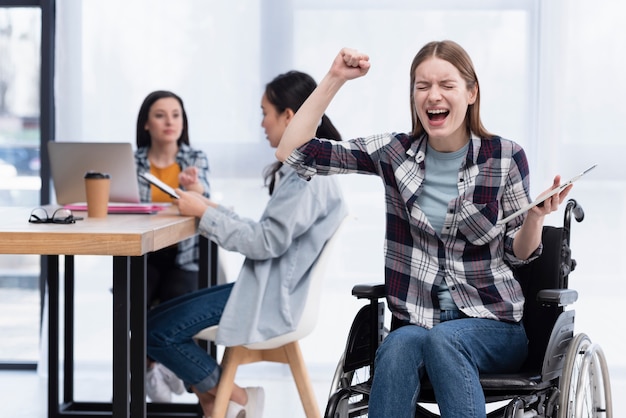 Kobieta Na Wózku Inwalidzkim Z Tabletem