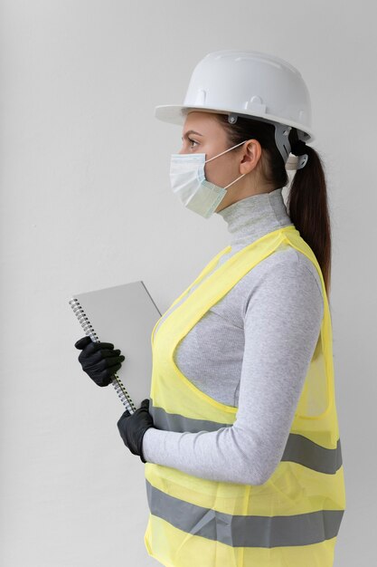 Kobieta nosząca specjalny przemysłowy sprzęt ochronny