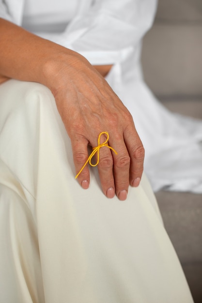 Bezpłatne zdjęcie kobieta nosząca sznurek na palcu dla przypomnienia