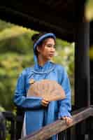 Bezpłatne zdjęcie kobieta nosząca tradycyjne ubrania ao dai
