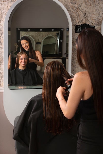 Bezpłatne zdjęcie kobieta o szczotkowanych włosach w salonie fryzjerskim latino