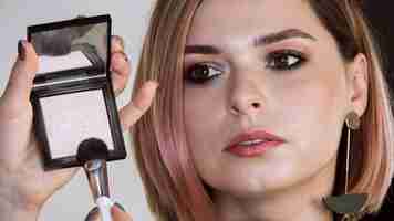 Bezpłatne zdjęcie kobieta odbiera usługi makijażu