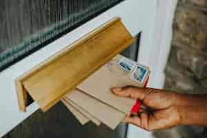 Bezpłatne zdjęcie kobieta odbierająca pocztę