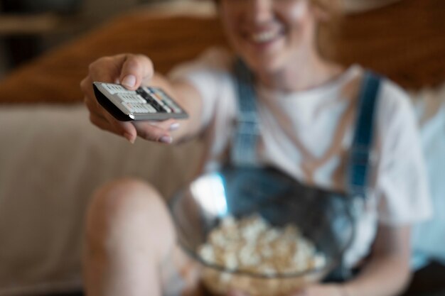 Bezpłatne zdjęcie kobieta ogląda w domu film w serwisie streamingowym