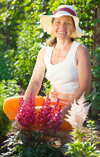 Kobieta ogrodnik z astilbe