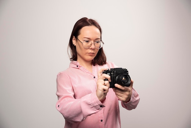 Kobieta patrząc na kamerę na białym. Zdjęcie wysokiej jakości
