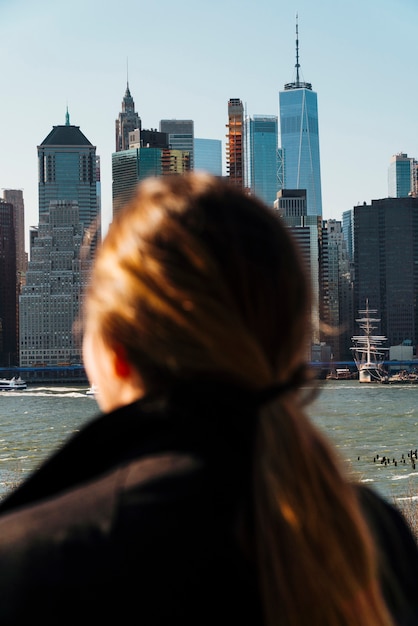 Bezpłatne zdjęcie kobieta patrzeje miasto krajobraz