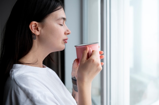 Kobieta pijąca herbatę w domu podczas kwarantanny