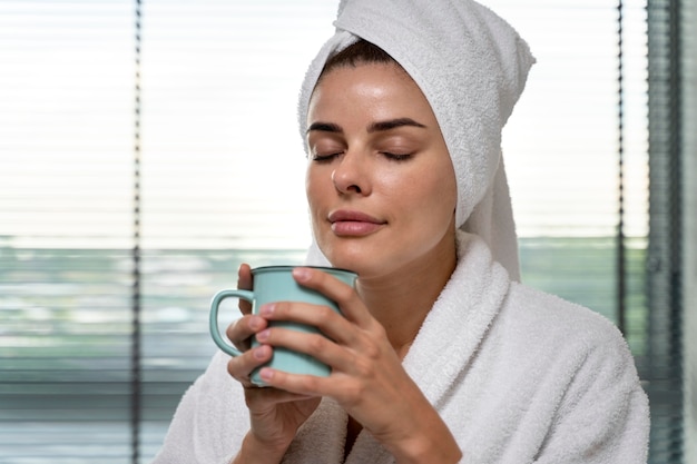 Bezpłatne zdjęcie kobieta pijąca kawę po kąpieli