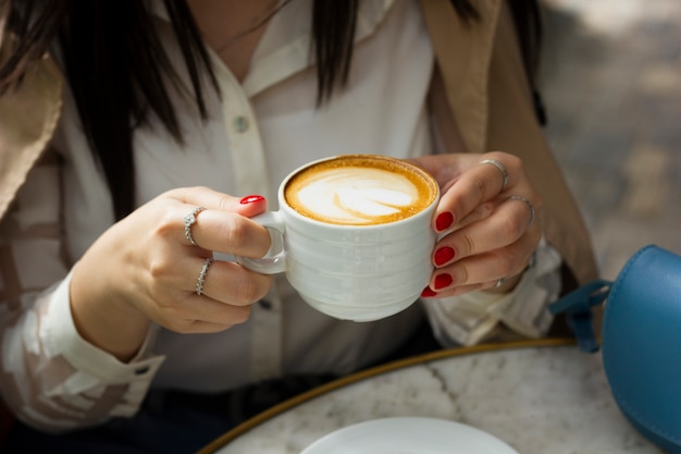 Bezpłatne zdjęcie kobieta pije filiżankę cappuccino