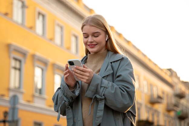 Kobieta pisząca na telefonie średni strzał