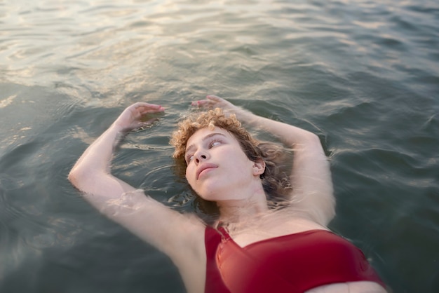 Bezpłatne zdjęcie kobieta pływająca średni strzał