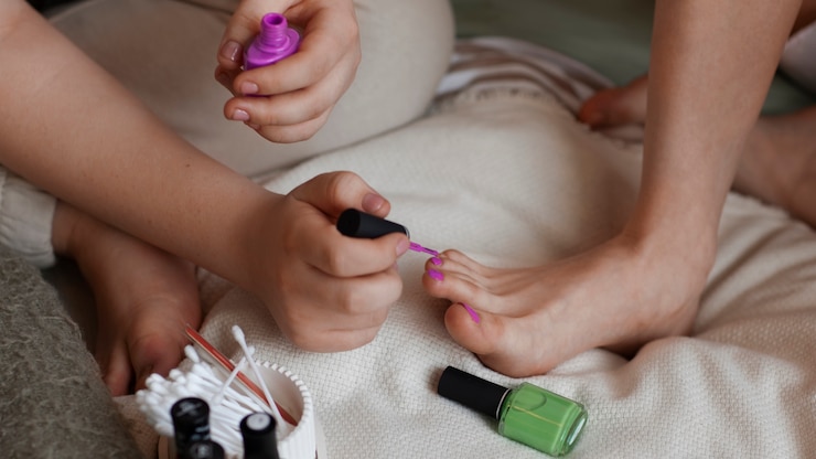 Bezpłatny plik Zdjęcie kobieta pod dużym kątem robi pedicure