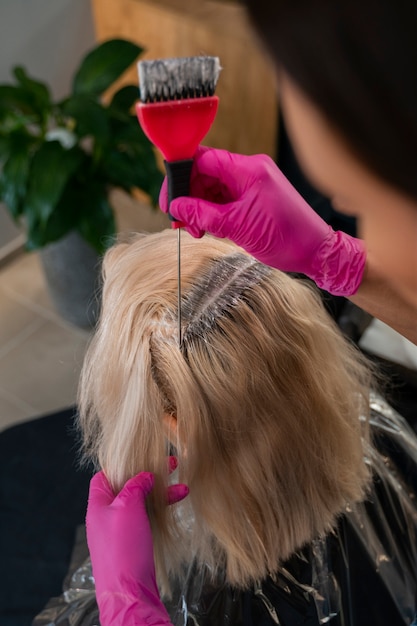 Bezpłatne zdjęcie kobieta pod dużym kątem w salonie fryzjerskim