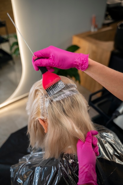 Bezpłatne zdjęcie kobieta pod dużym kątem w salonie fryzjerskim