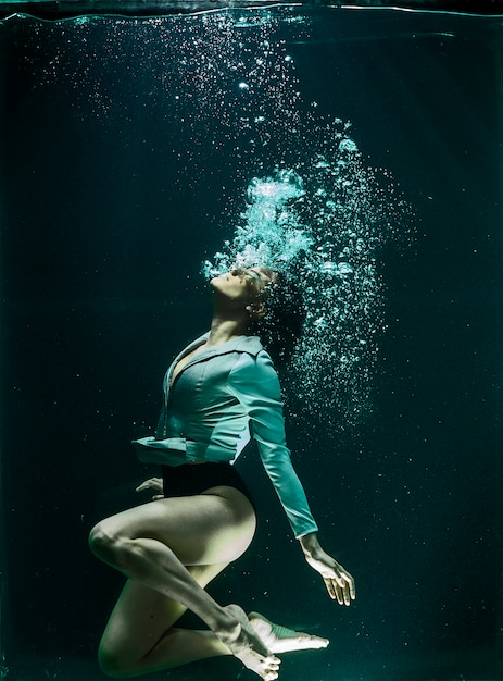 Kobieta pod wodą