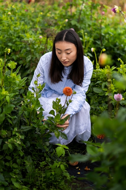 Bezpłatne zdjęcie kobieta pod wysokim kątem opiekująca się roślinami