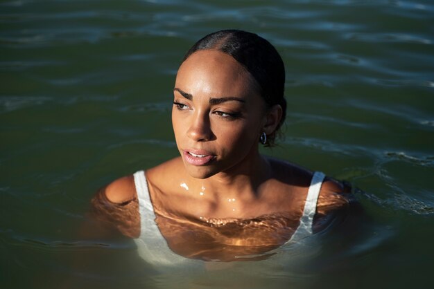 Kobieta pod wysokim kątem pływająca w jeziorze