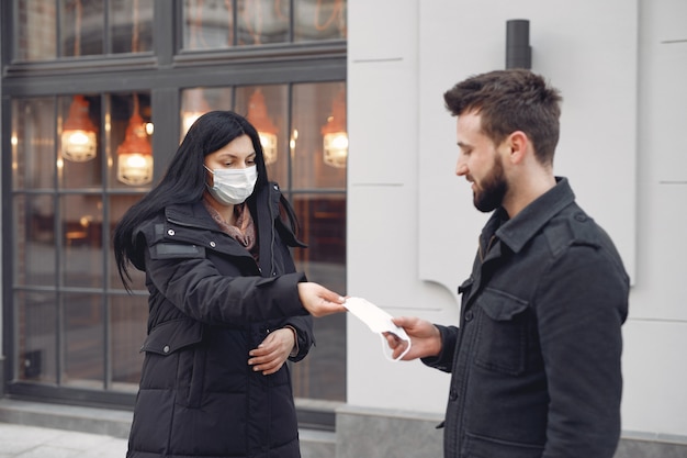 Kobieta Podając Maskę Ochronną Do Mężczyzny