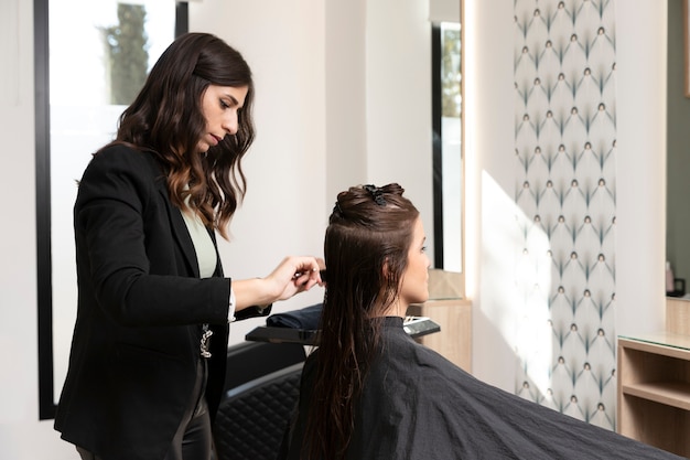 Bezpłatne zdjęcie kobieta poddawana leczeniu w salonie fryzjerskim