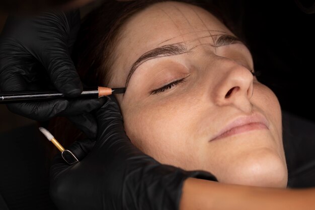 Kobieta poddawana zabiegowi microblading