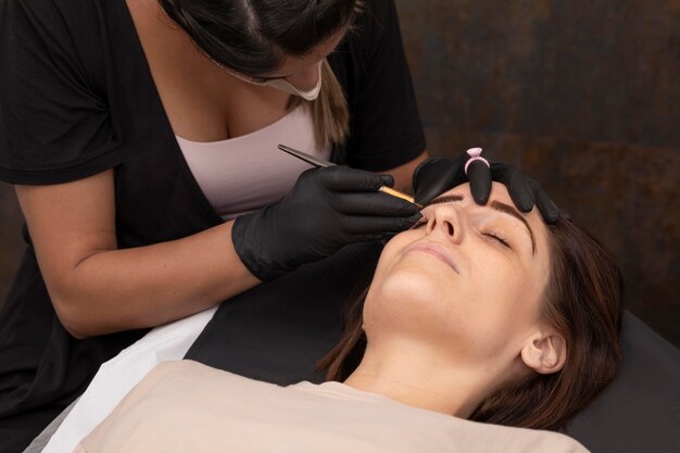 Kobieta poddawana zabiegowi microblading