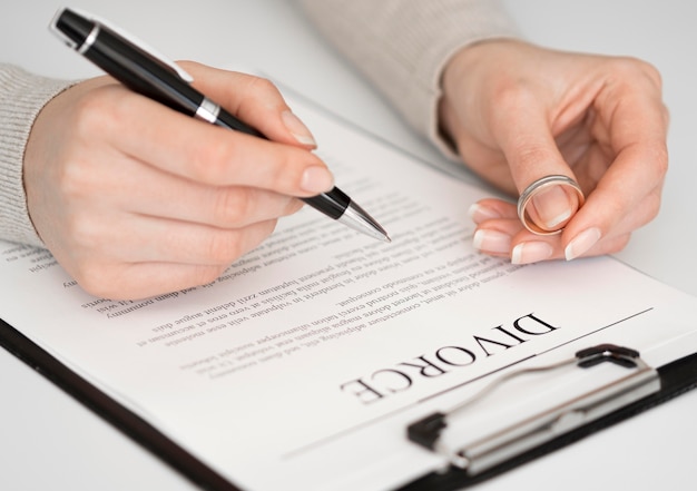 Kobieta podpisywania dokumentu rozwodowego
