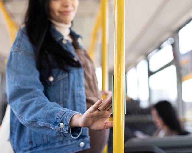 Kobieta podróżująca autobusem z bliska