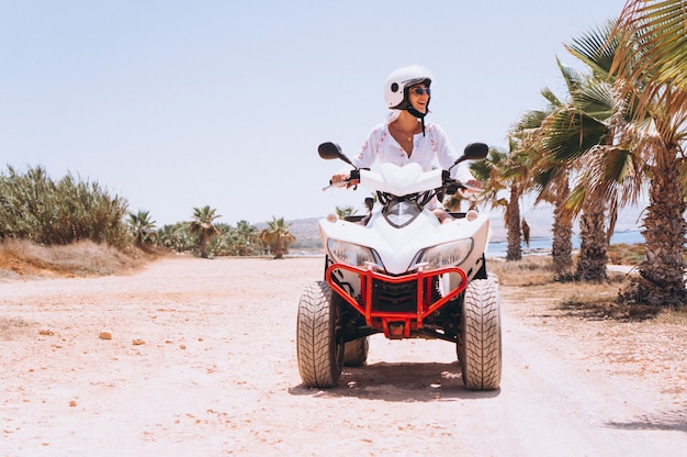 Bezpłatne zdjęcie kobieta podróżuje na quad przez oceanu