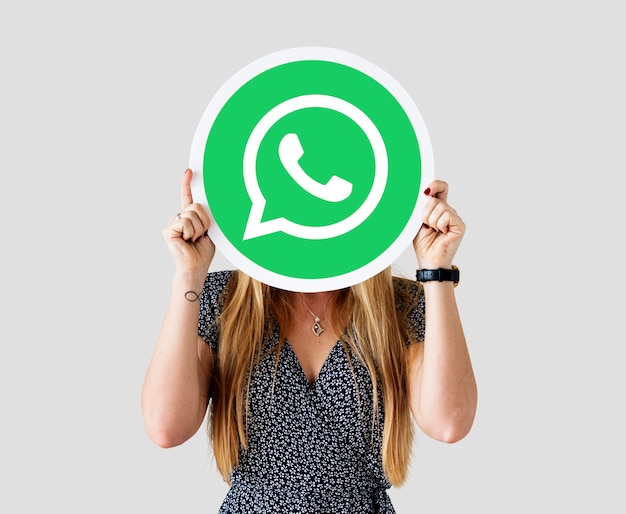 Bezpłatne zdjęcie kobieta pokazano ikonę programu whatsapp messenger