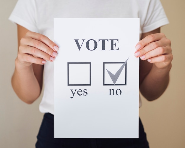 Bezpłatne zdjęcie kobieta pokazano wybór referendum