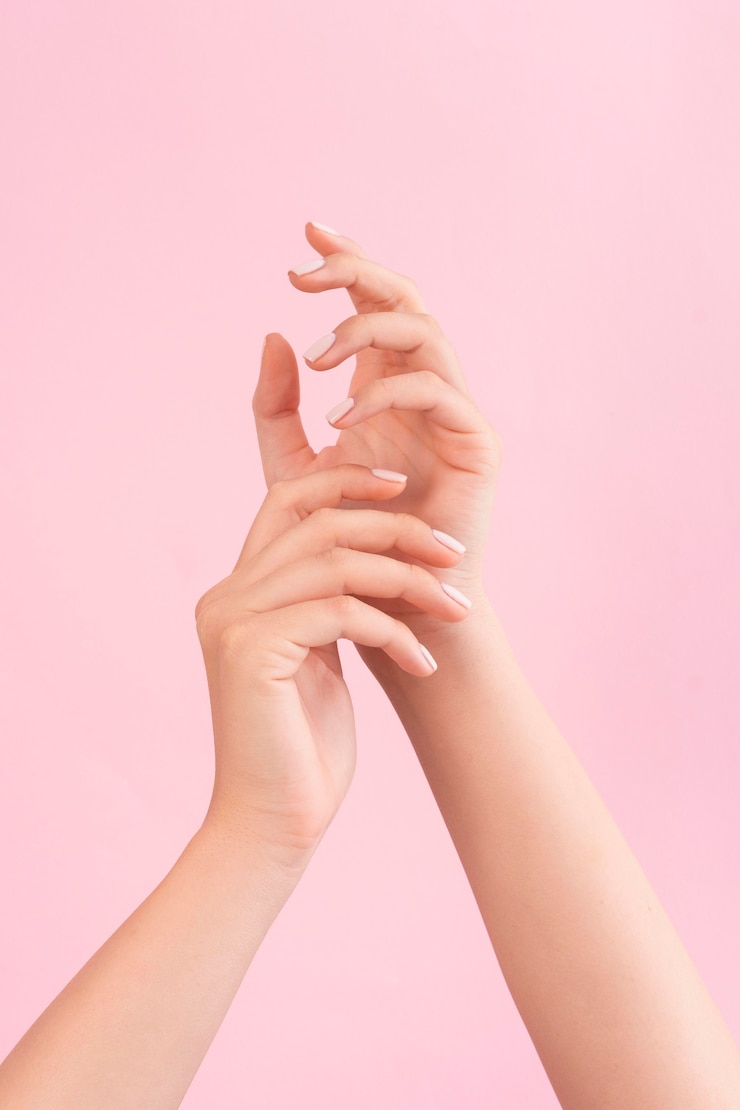 Bezpłatny plik Zdjęcie kobieta pokazując jej manicure
