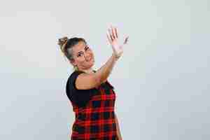 Bezpłatne zdjęcie kobieta pokazuje gest stop w sukience fartuszka i wygląda pewnie, widok z przodu.