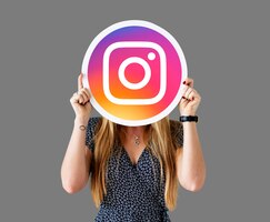 Bezpłatne zdjęcie kobieta pokazuje ikonę instagram