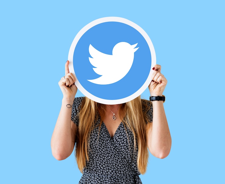 Bezpłatny plik Zdjęcie kobieta pokazuje ikonę twitter