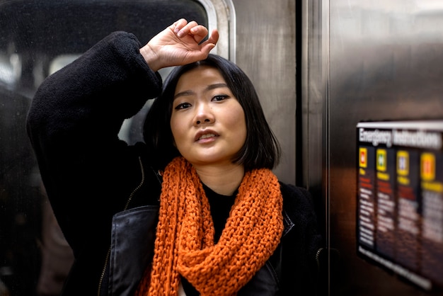 Kobieta pozuje podczas podróży miejskim metrem