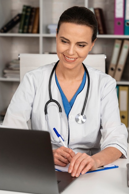 Bezpłatne zdjęcie kobieta pracująca jako lekarz