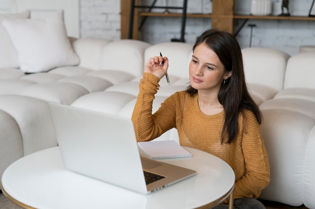 Bezpłatne zdjęcie kobieta pracująca na swoim laptopie