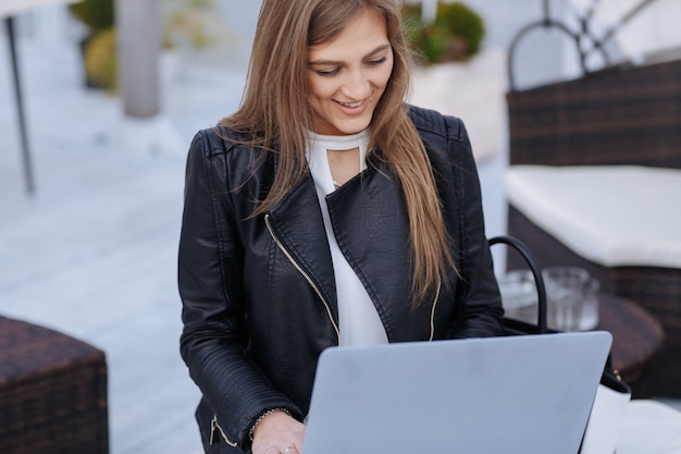 Bezpłatne zdjęcie kobieta pracująca patrząc na laptopa