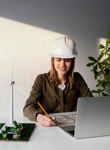 Bezpłatne zdjęcie kobieta pracująca przy projektach środowiskowych