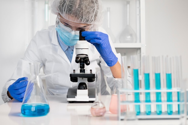 Kobieta pracująca w laboratorium z bliska