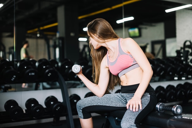 Kobieta Pracująca Z Dumbbell Out