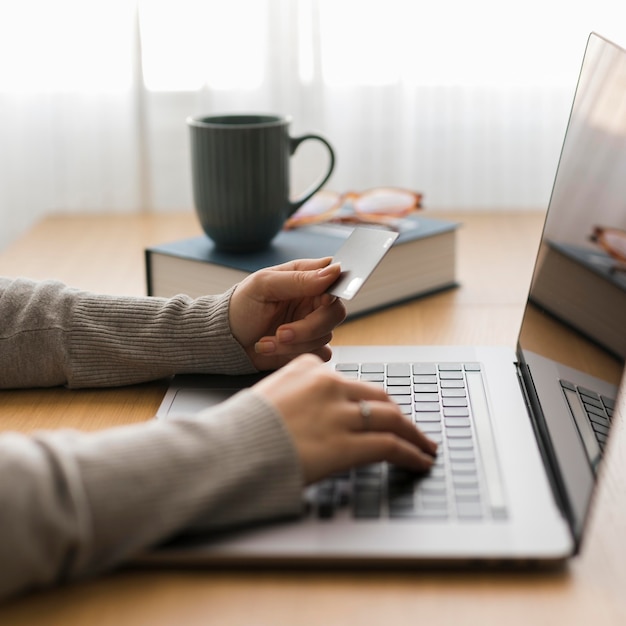 Bezpłatne zdjęcie kobieta pracuje na laptopie od domu