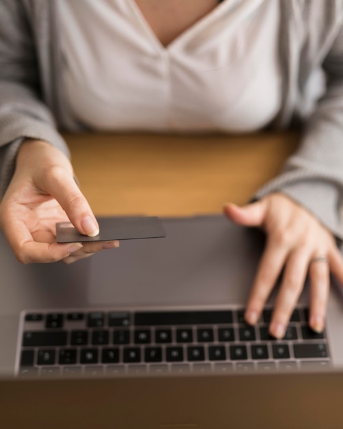 Bezpłatne zdjęcie kobieta pracuje od domu na laptopie