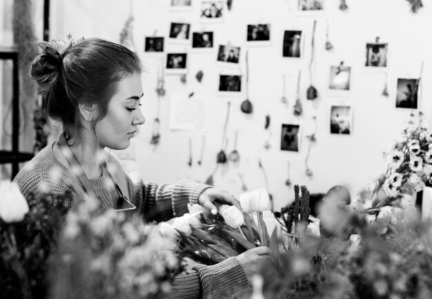 Kobieta pracuje w kwiaciarni