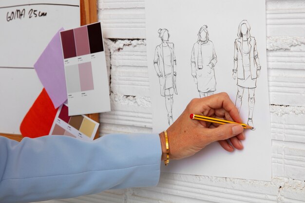 Kobieta projektantka mody w studio pracująca nad odzieżą