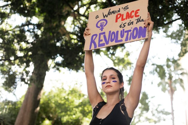 Kobieta protestująca o swoje prawa z miejscem na kopię