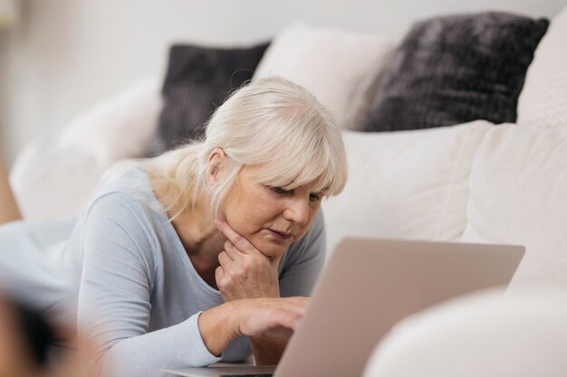 Kobieta przeglądania laptopa i myślenia