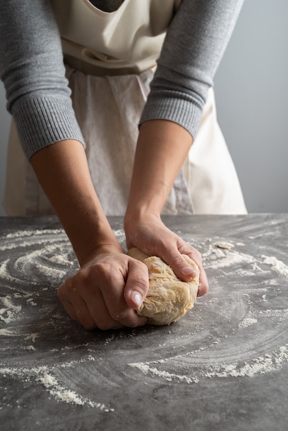 Kobieta przygotowuje ciasto na makaron